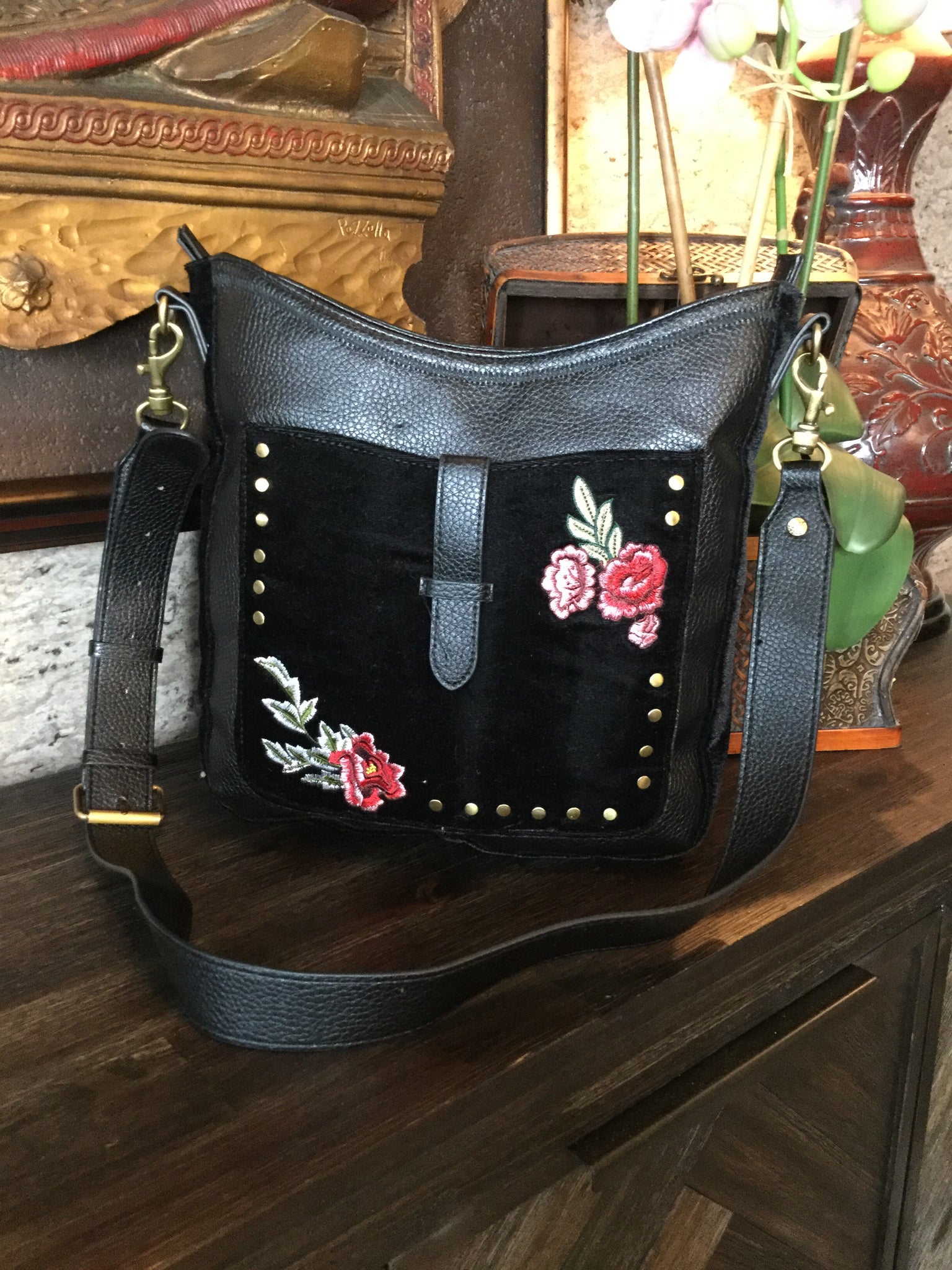 Black v leather velvet print handbag