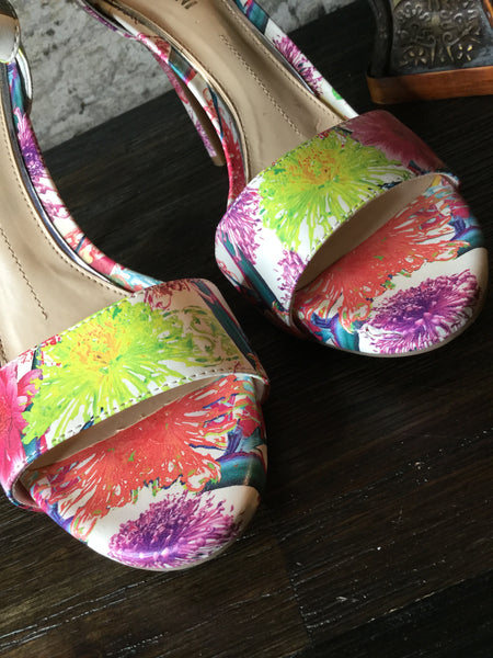 Floral v leather peep toe heels