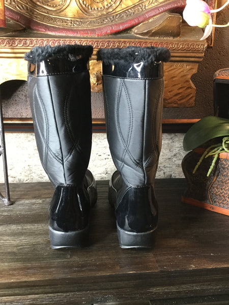 Black embossed winter boots