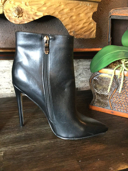 Beautiful black V leather ankle boots