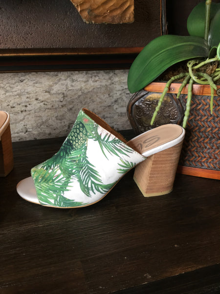 Leaf pineapple print slid in heels