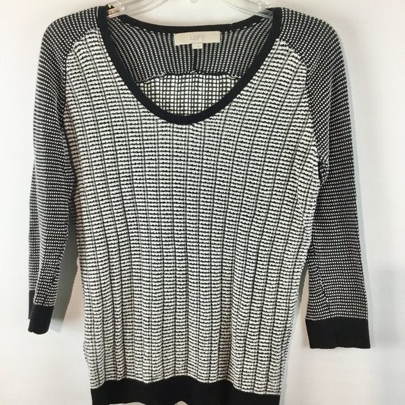 Light knit long sleeves sweater