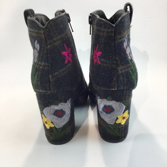 Gray flaanel plaid floral boots Size 9.5