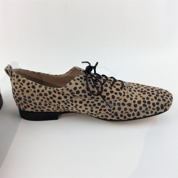 Cheetah print flat lace-up shoe